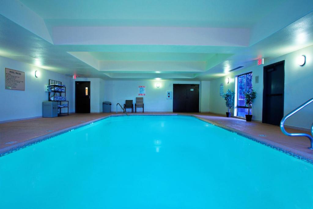 Bazén v ubytování Country Inn & Suites by Radisson, Flagstaff, AZ nebo v jeho okolí