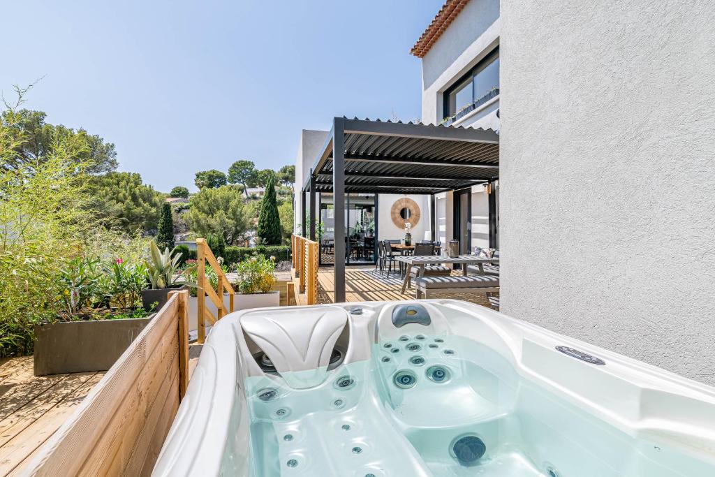 Maison Osmoz Port Pin - jacuzzi, clim par Dodo à Cassis, Cassis – Updated  2024 Prices