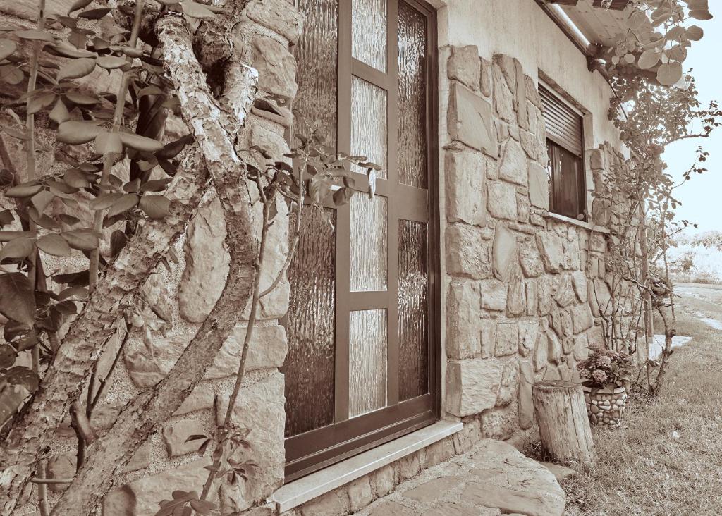een raam aan de zijkant van een stenen gebouw bij Baredinka Izola in Izola