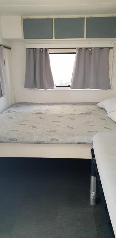 Postel nebo postele na pokoji v ubytování coté plage caravane front de mer