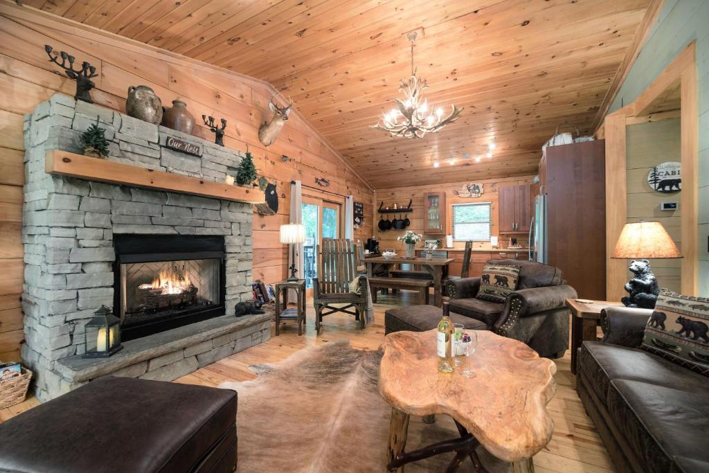 Posezení v ubytování Visit WCU and Ski Sapphire Valley! Smoky Mtn Cabin