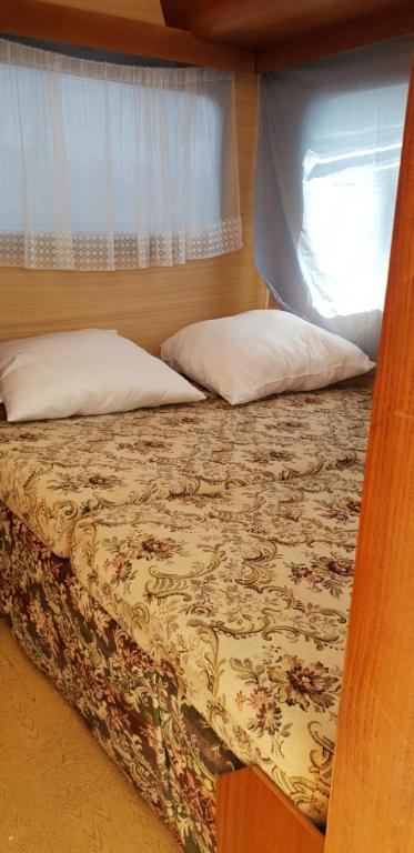 Postel nebo postele na pokoji v ubytování coté plage caravane front de mer