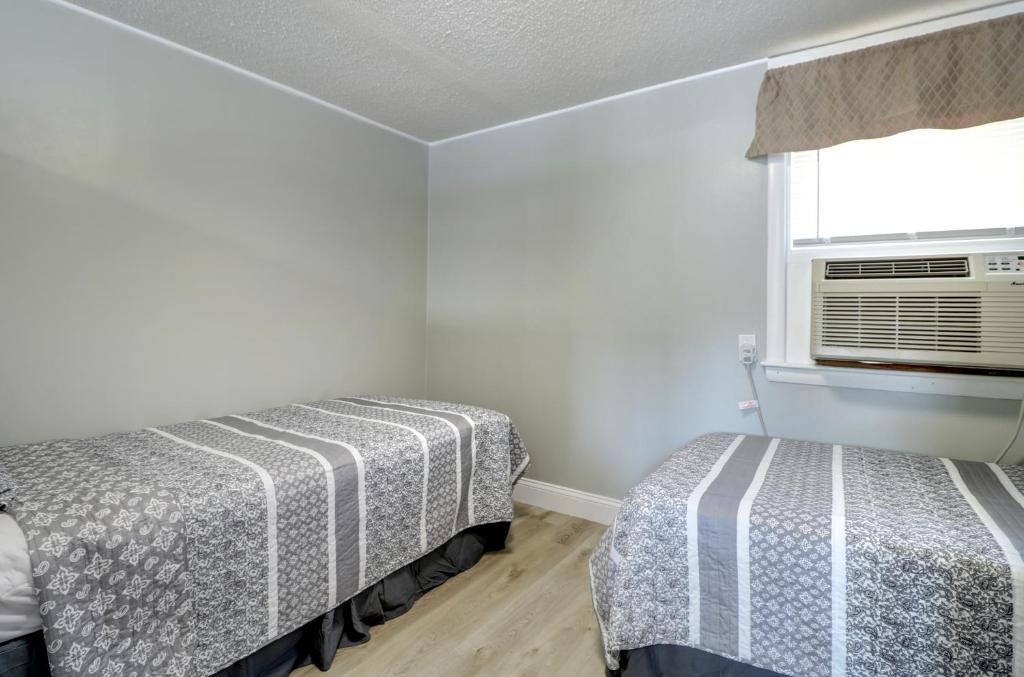 Postel nebo postele na pokoji v ubytování Windrift Motel