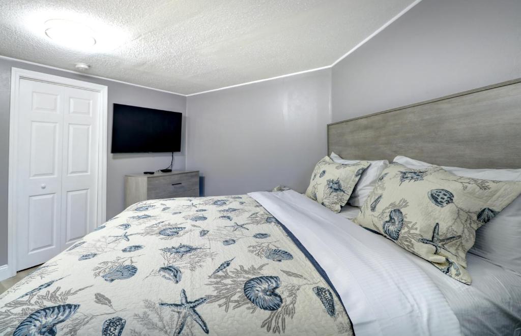 Postel nebo postele na pokoji v ubytování Windrift Motel