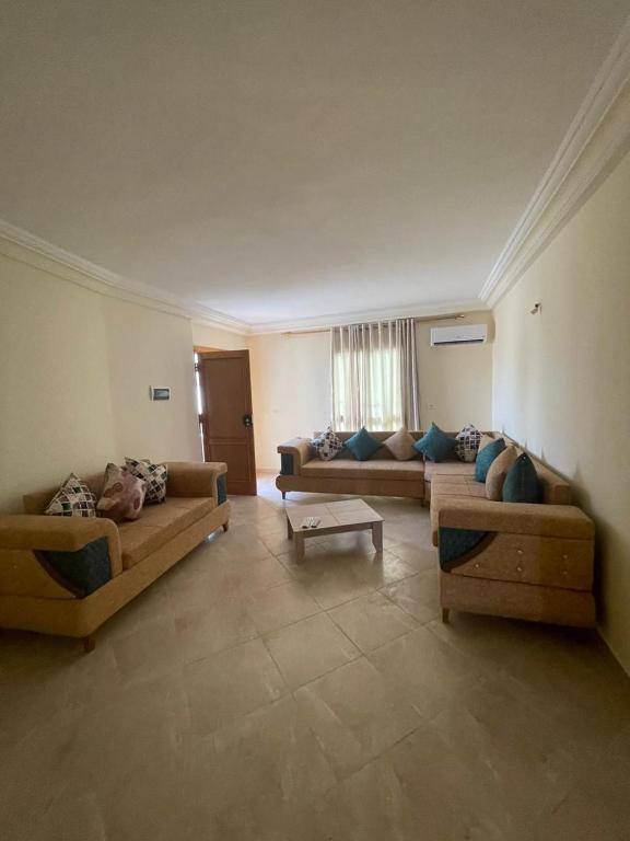 una gran sala de estar con 2 sofás y una mesa. en Ikamet Lilian, en Tabarka