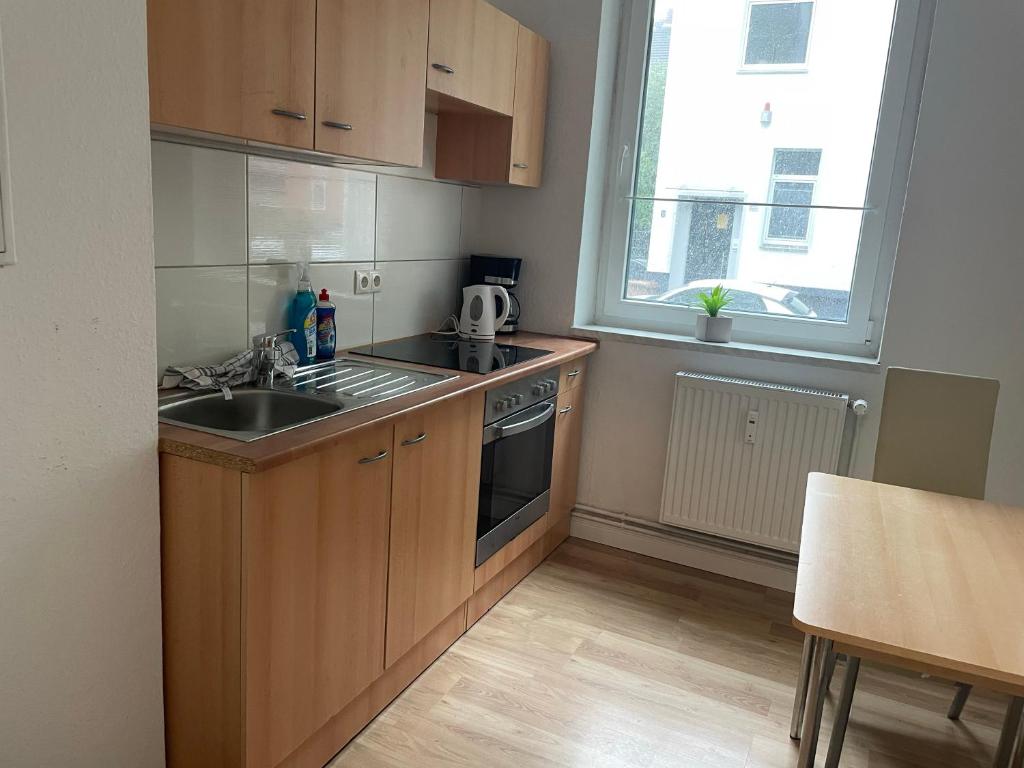 Η κουζίνα ή μικρή κουζίνα στο Schöne einfache Ferienwohnung im belebten Zentrum