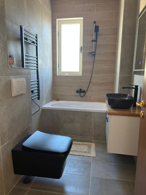 Breeze Seaview Apartment - Image 3