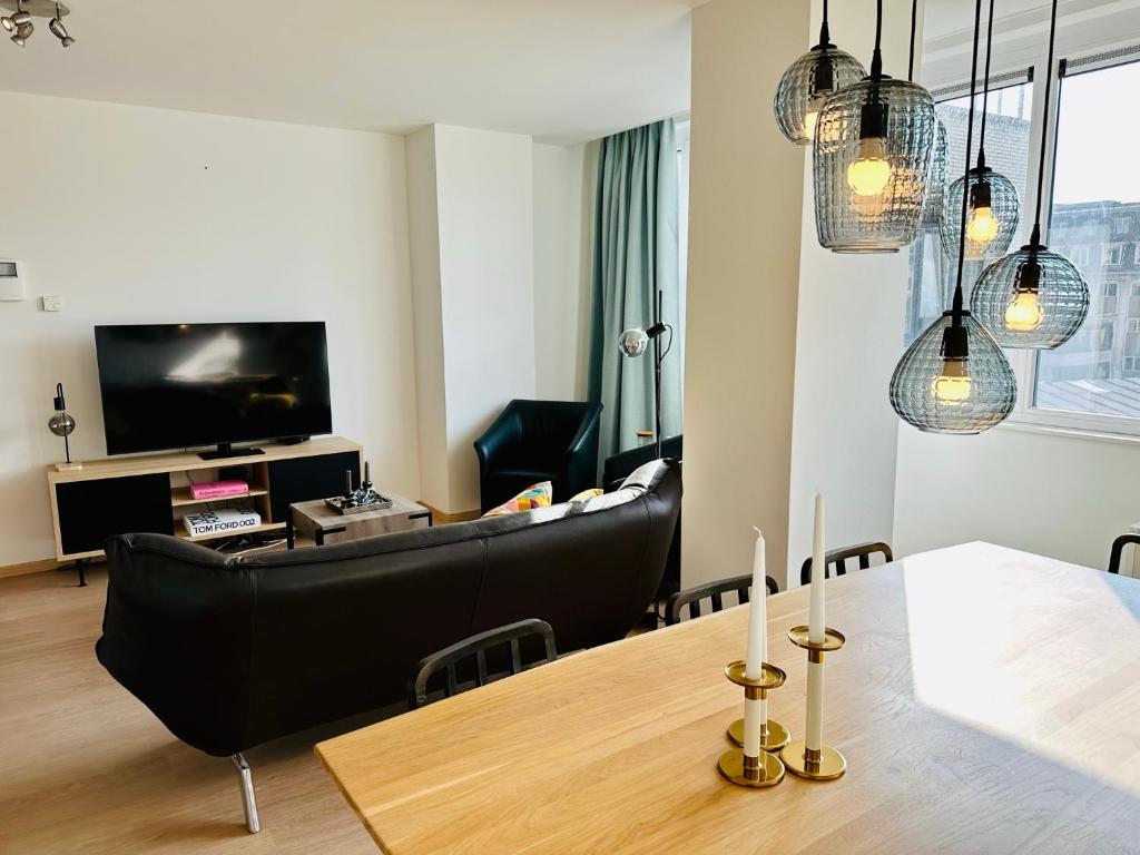 een woonkamer met een tafel en een bank bij Urbanstay Suites - Grand Place 2 Bd Apartment in Brussel