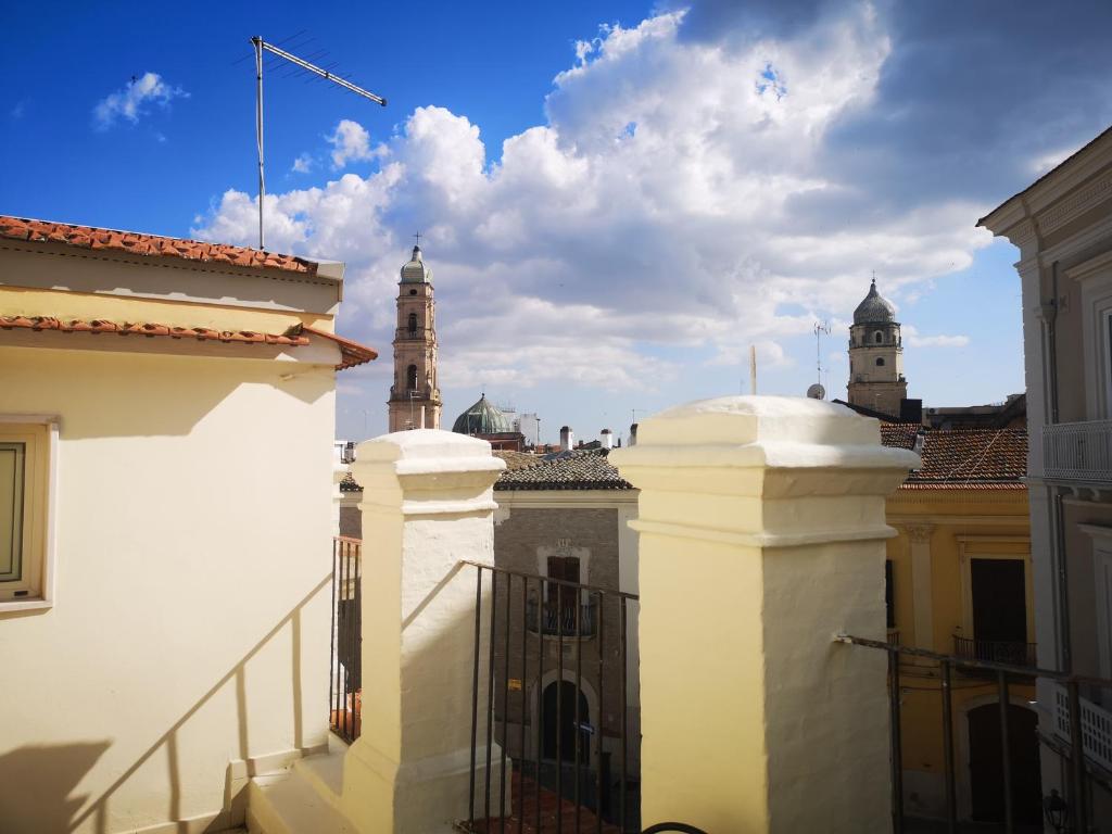 uitzicht op de daken van gebouwen met torens bij Ai Campanili in San Severo