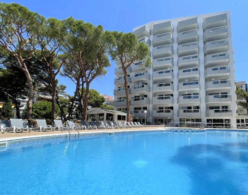 une grande piscine en face d'un hôtel dans l'établissement Rentalmar Blue Beach Apartments & Pool, à Salou