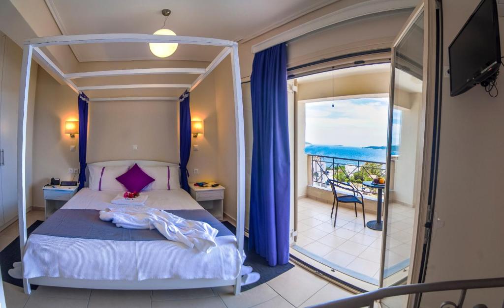 Postel nebo postele na pokoji v ubytování Thea Hotel - Studios & Suites