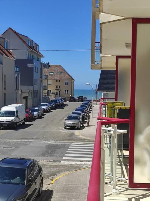 une rue avec des voitures garées sur le côté d'un bâtiment dans l'établissement L'Albatros 15, à Fort-Mahon-Plage