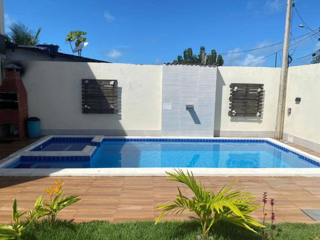 ein Swimmingpool vor einem Haus in der Unterkunft CASA DELUXE 1 Maragogi in Maragogi
