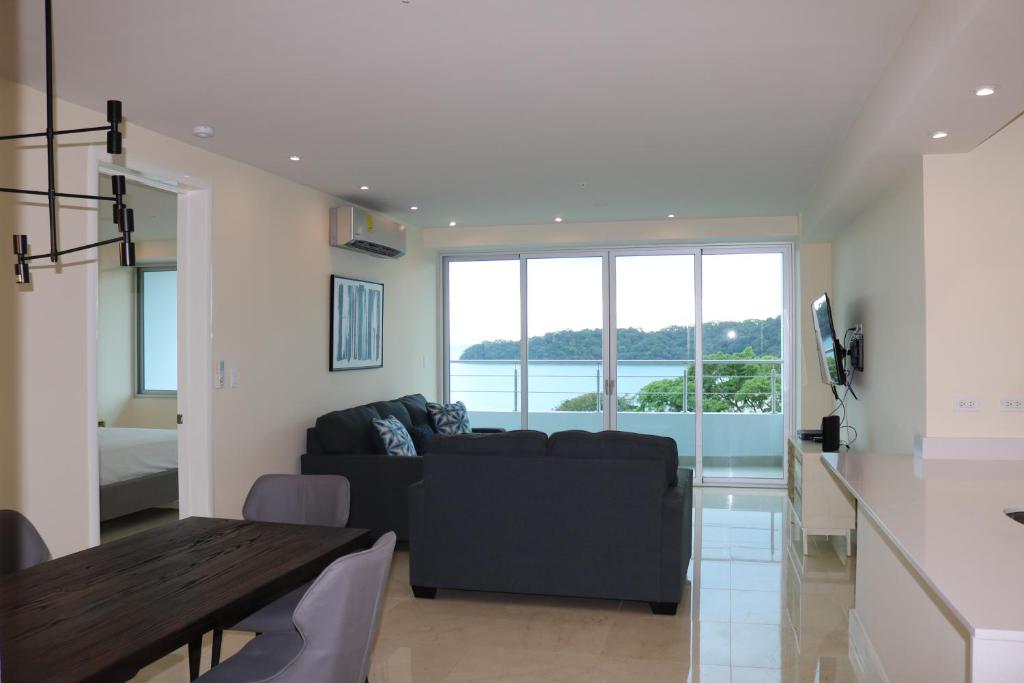 O zonă de relaxare la 6E Floor to Ceiling Oceanview Resort Panama