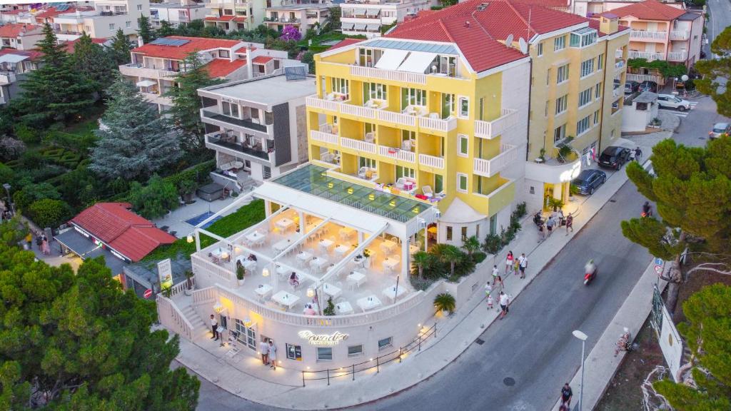 een uitzicht op een gebouw in een stad bij Hotel Villa Bacchus in Baška Voda