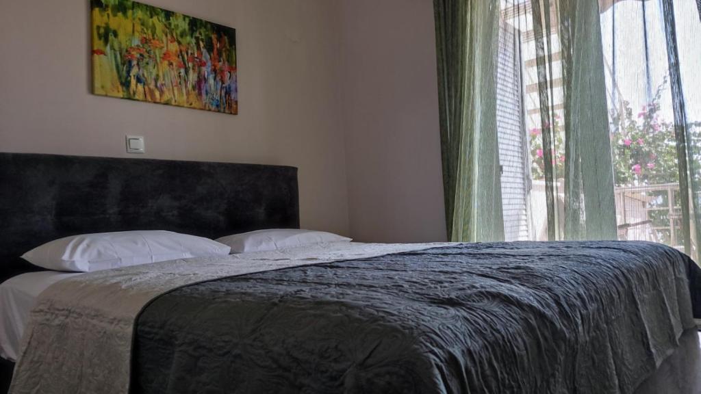 Postel nebo postele na pokoji v ubytování Retsina Apartments