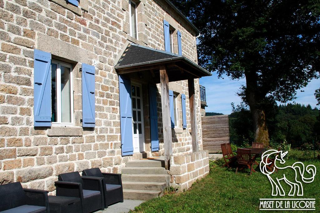 un bâtiment en briques avec une statue de cheval sur la porte dans l'établissement Maset de la Licorne, à Nedde