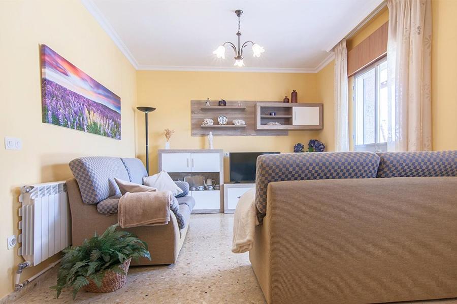 uma sala de estar com dois sofás e uma televisão em Desconectaengalicia Casa Portonovo em Portonovo