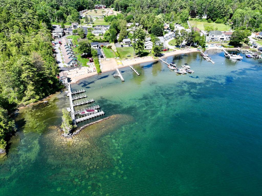 z powietrza widok na plażę z łodziami w wodzie w obiekcie Lake George Diamond Cove Cottages, Cabins, & Hotel w mieście Lake George