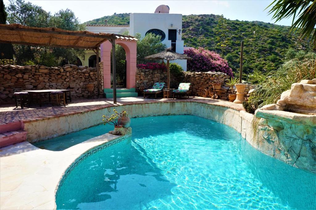 una piscina en un patio con una casa en Bed & Breakfast Alegria y Luna, en Sorbas