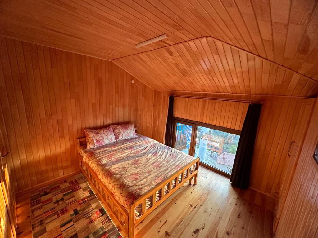 Postel nebo postele na pokoji v ubytování أوزونغول Uzongol Fotinos Wooden Cottage Two Bedroom