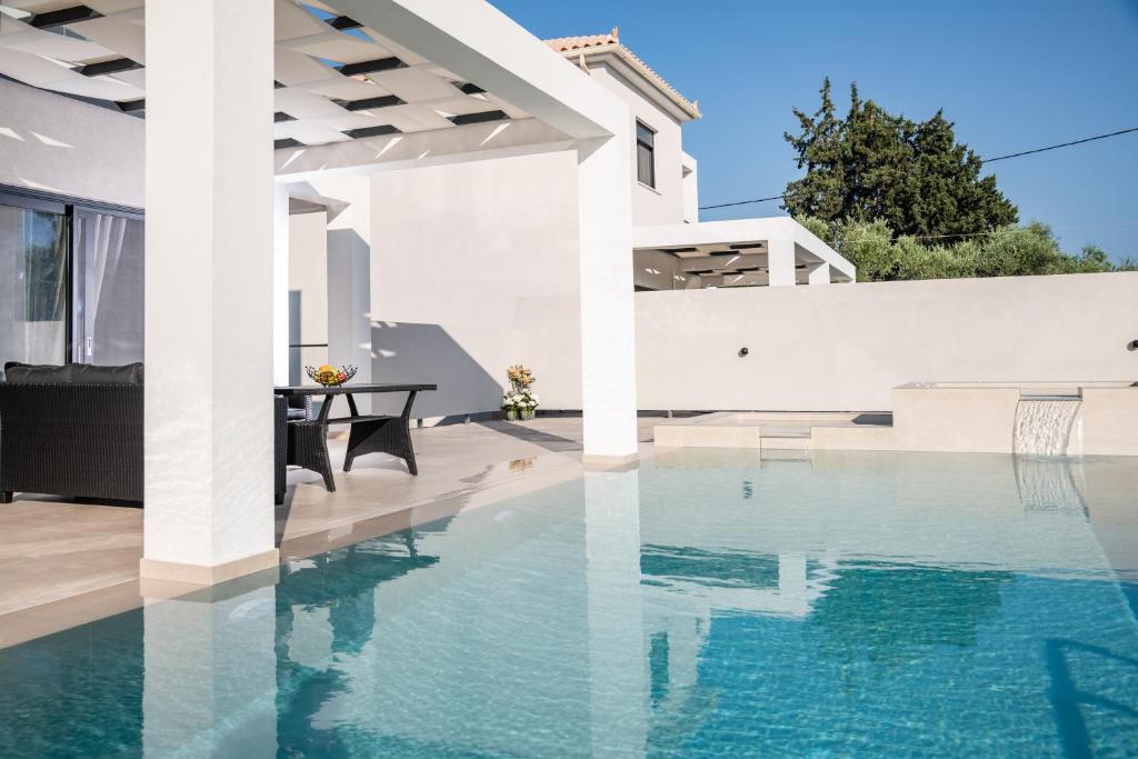 Bazén v ubytování Ionian Escape nebo v jeho okolí