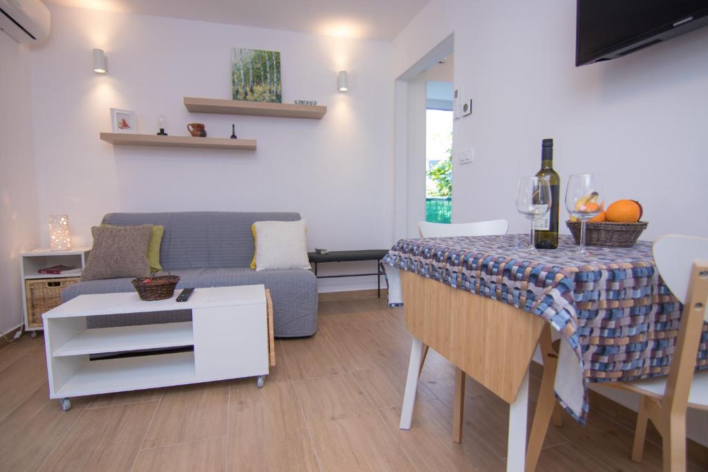 TV a/nebo společenská místnost v ubytování Apartmani Mario
