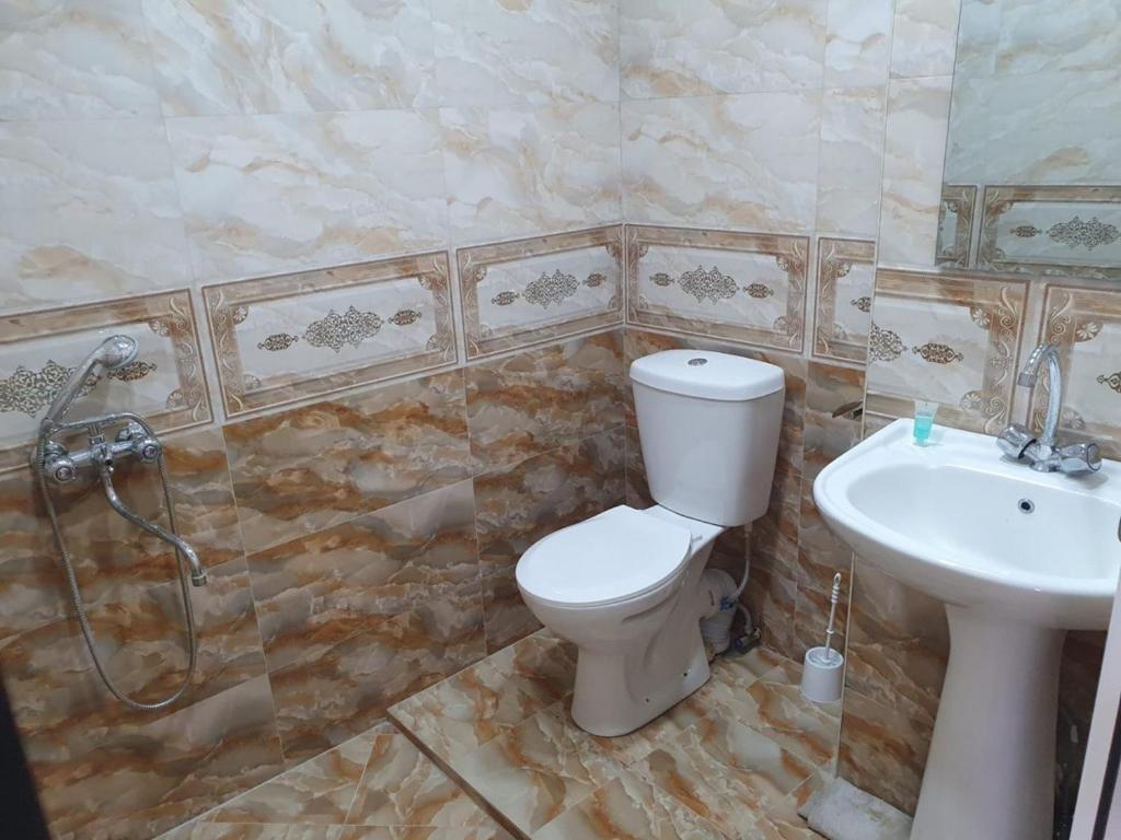 uma casa de banho com um WC e um lavatório em Merys food corner & Hotel em Yeghegnadzor