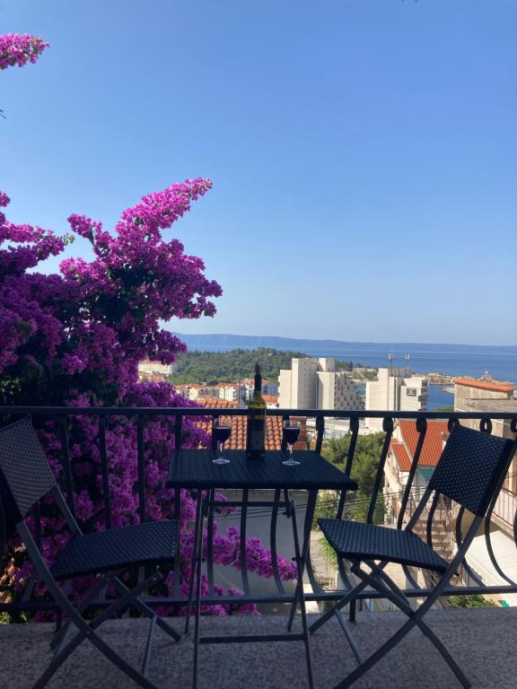 Gallery image of Seaview Apartment with 2 bedrooms a private balcony and parking garage in Makarska