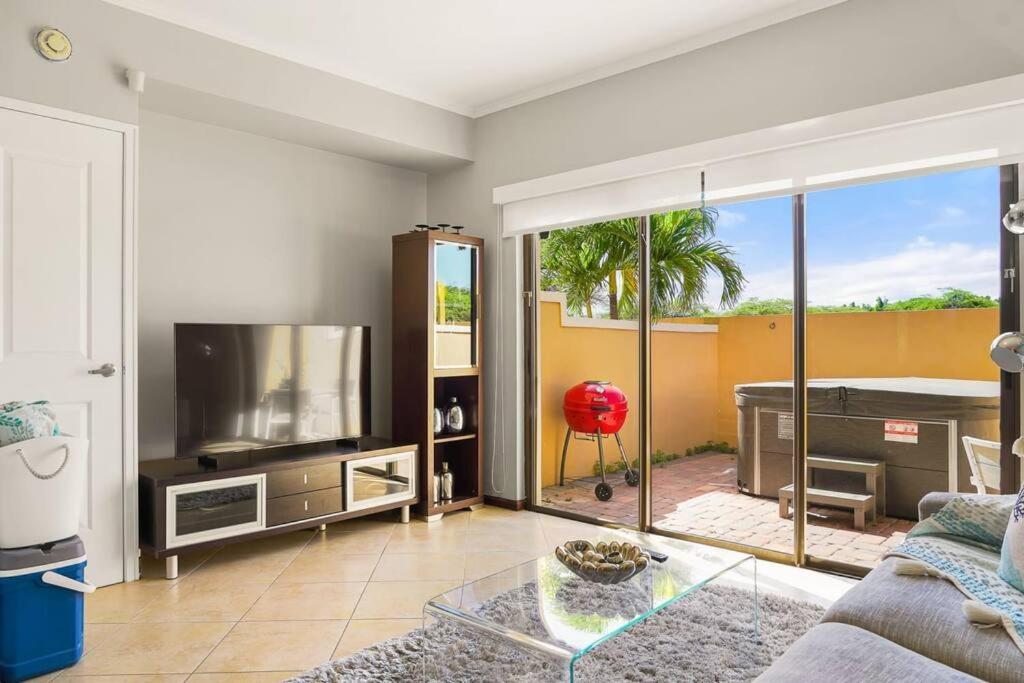 טלויזיה ו/או מרכז בידור ב-Incredible house in Gold Coast with private jacuzzi NEW REMODELING