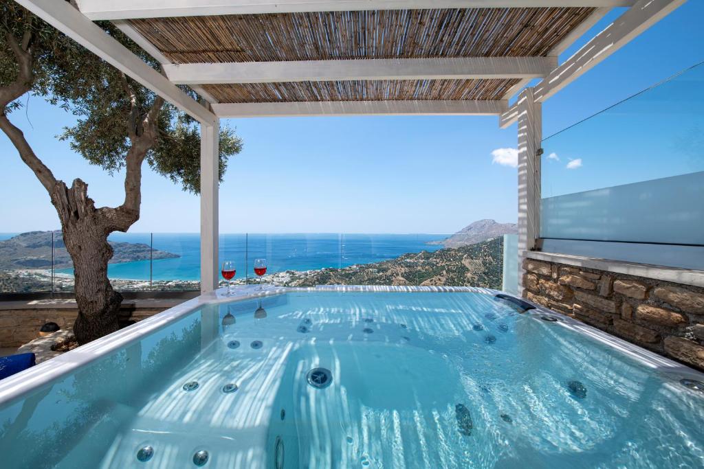 d'un bain à remous avec vue sur l'océan. dans l'établissement Stefanos Village Hotel, à Plakias