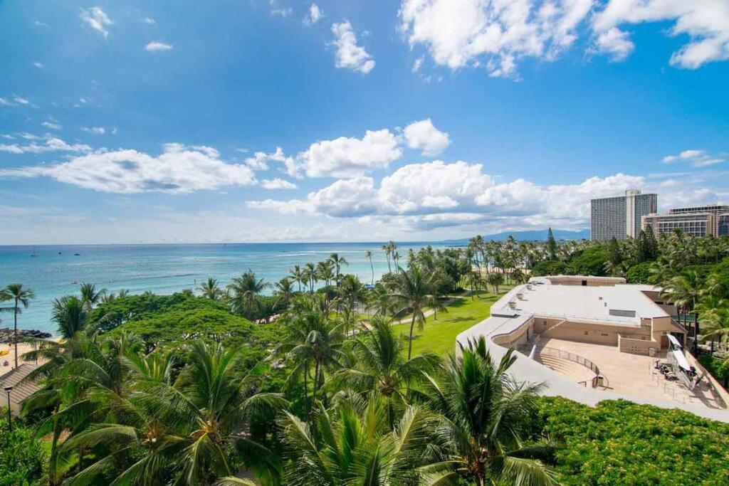uma vista aérea da praia e do oceano em Waikiki Shore by OUTRIGGER - Select Your Unit em Honolulu