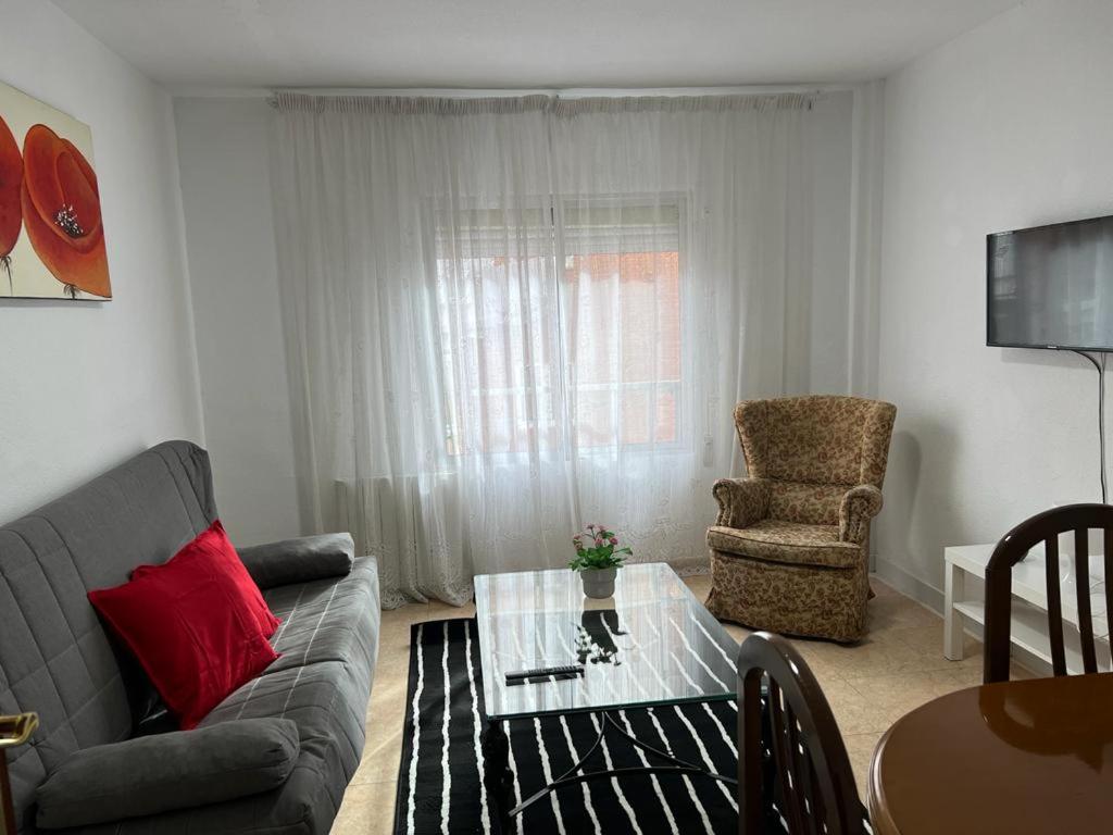 a living room with a couch and a chair and a table at C8 Cómodo piso de 3 habitaciones cerca del centro de Madrid in Madrid