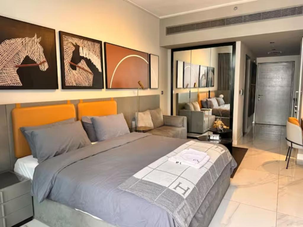 Postel nebo postele na pokoji v ubytování Fully-furbished, modern apartment in Business Bay.