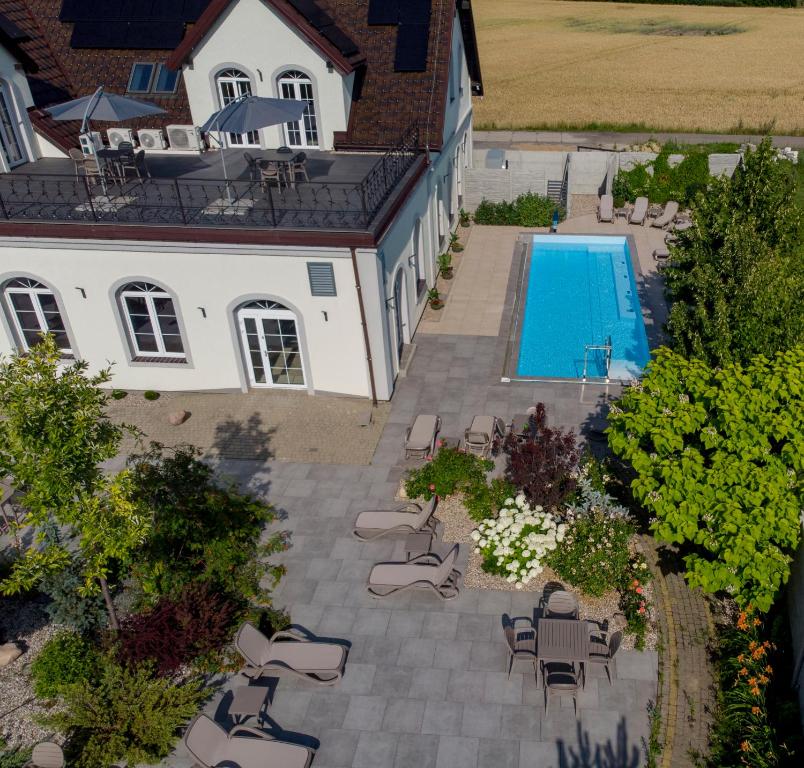 Bazén v ubytování Jarzębinowy Resort & SPA nebo v jeho okolí