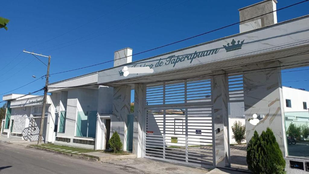 un edificio al lado de una calle en APT DUPLEX BEST BIGGEST ENCANTOS de TAPERAPUAN a 100 M da PRAIA, en Porto Seguro