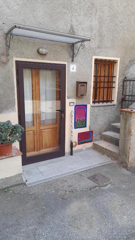 una puerta a un edificio con escaleras y una puerta con en La casina delle bimbe, en Santa Luce