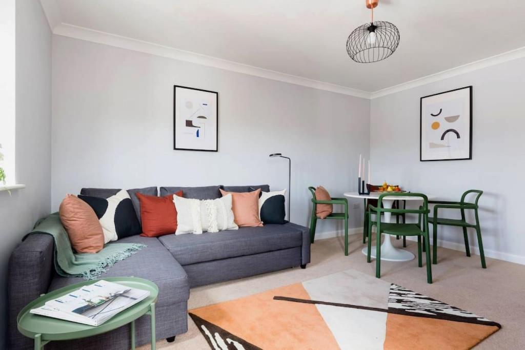 a living room with a couch and a table at Stylish 2 Bed Flat near Station, Parking, Sleeps 6 in Spon End