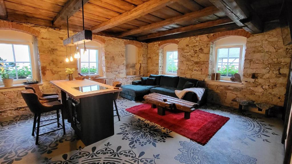 sala de estar con sofá y mesa en Urlaub auf dem Bauernhof, en Augustusburg