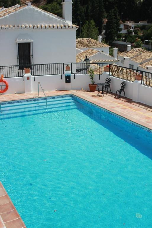 Bazén v ubytování Mijas Pueblo Cosy Townhouse, sleeps 4 nebo v jeho okolí