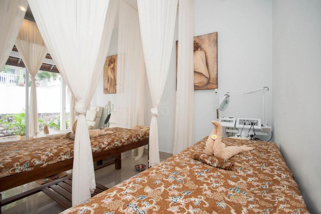 Postel nebo postele na pokoji v ubytování Samsara Inn