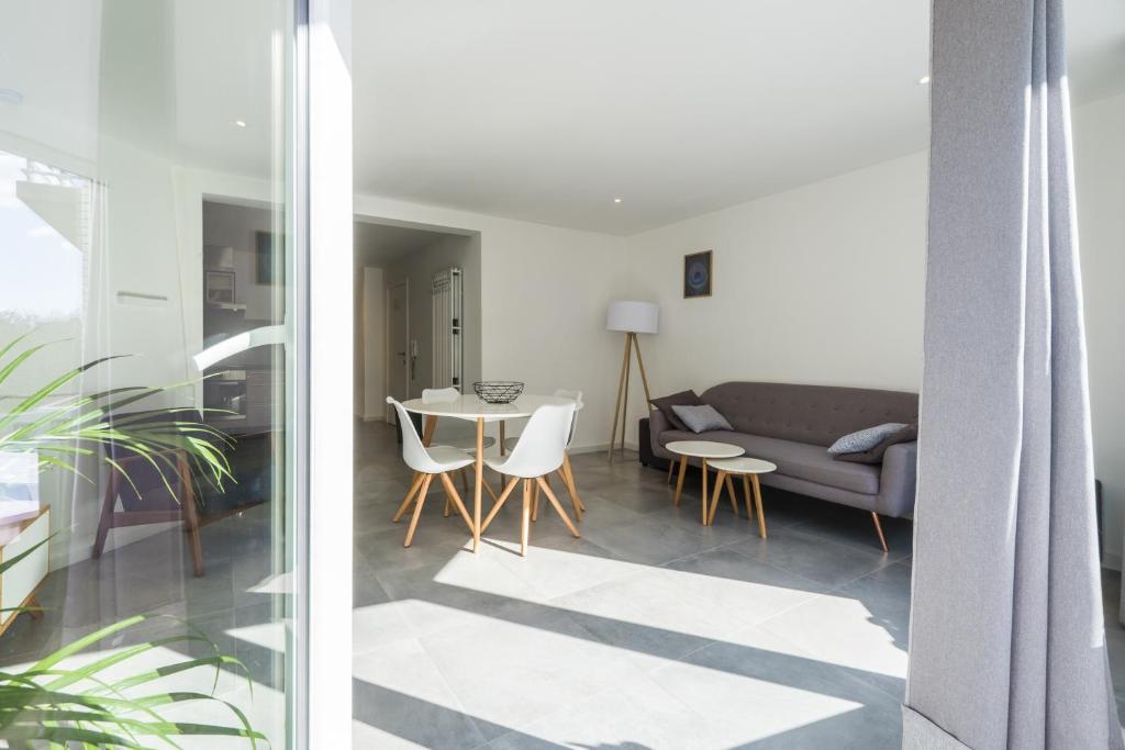 - un salon avec un canapé et une table dans l'établissement Luxury apartment with free parking, à Ostende