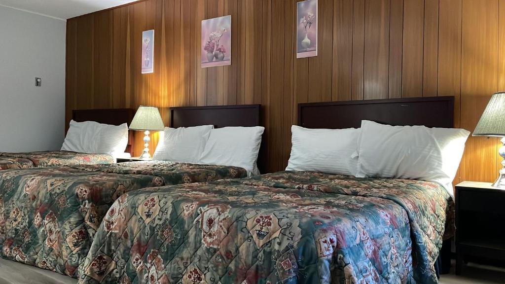um quarto de hotel com duas camas e duas lâmpadas em Bel-Air Motel em Sault Ste. Marie