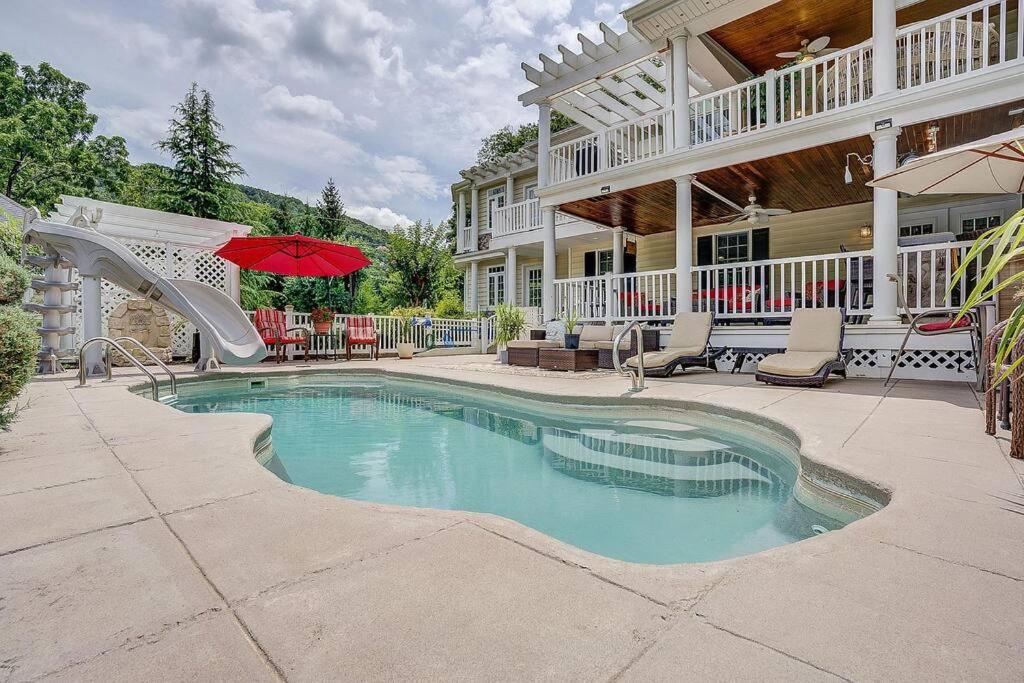 une maison avec une piscine dotée d'un toboggan dans l'établissement Jackson River Estate 3 dwellings on River w/ Pool sleeps 23, à Covington