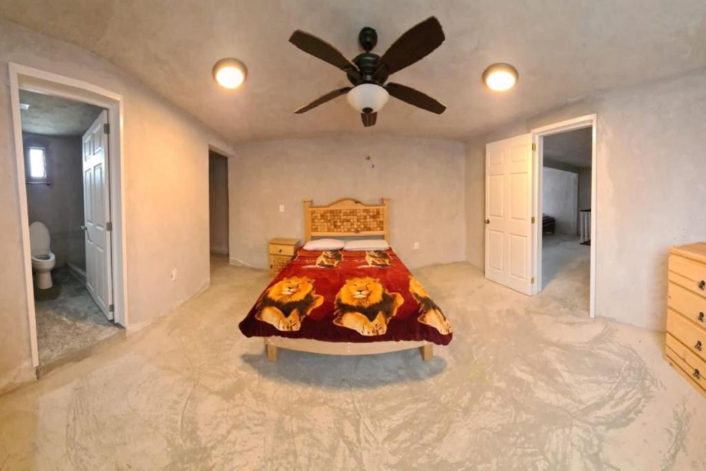 una camera con letto e ventilatore a soffitto di Casa de hospedaje Santuario de la Luciérnaga a San José