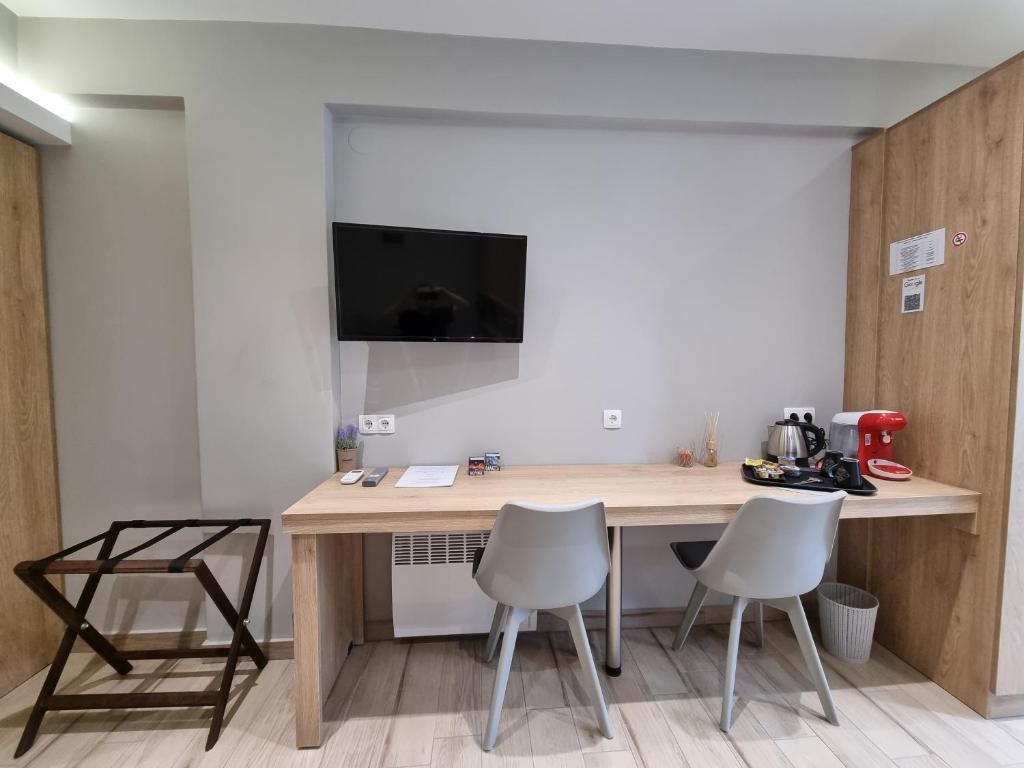 TV a/nebo společenská místnost v ubytování Xanthi Studio Apartments