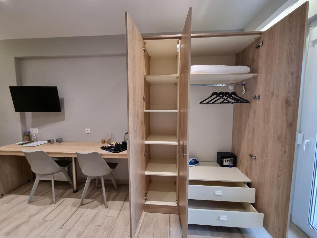 TV a/nebo společenská místnost v ubytování Xanthi Studio Apartments