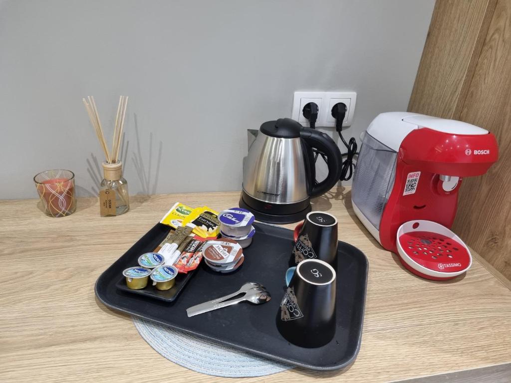 Příslušenství pro přípravu čaje a kávy v ubytování Xanthi Studio Apartments