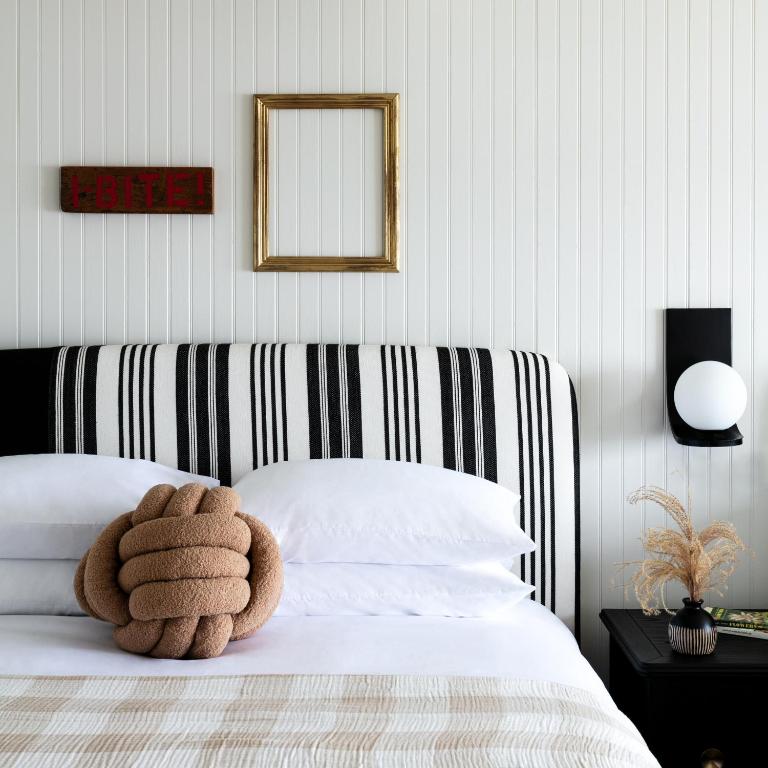 Bluebird Ocean Point Inn - Queen Room With Two Queen Beds