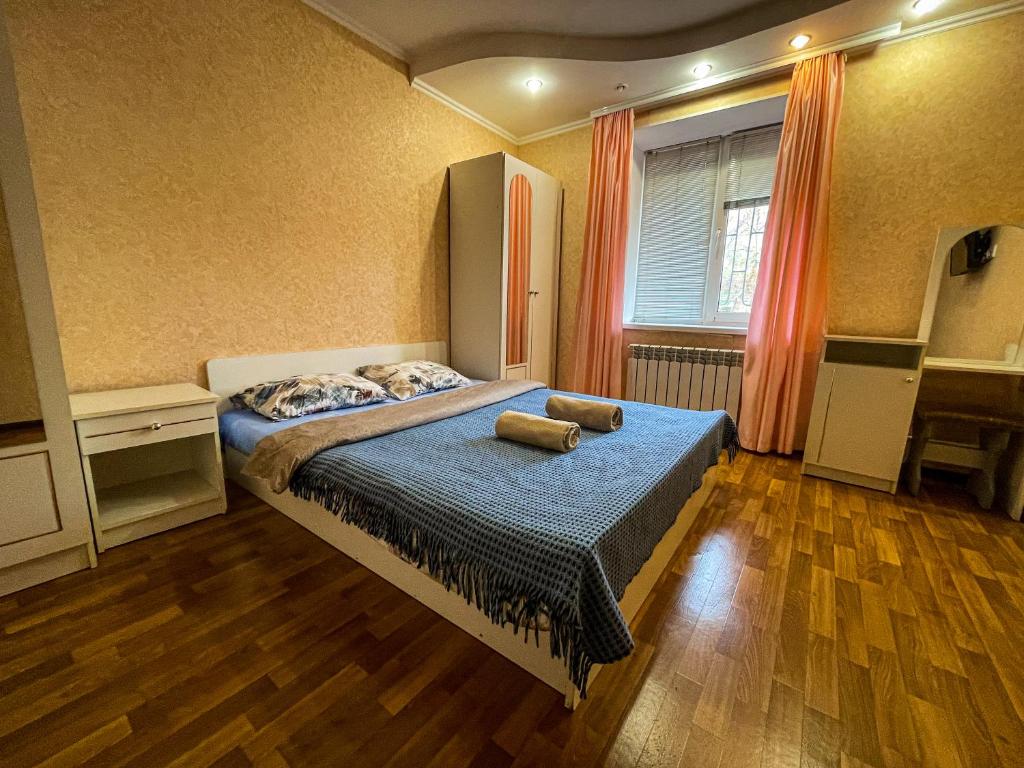 una camera con un letto con due cuscini sopra di Перемоги 25 в Центре возле набережной a Kremenčuk